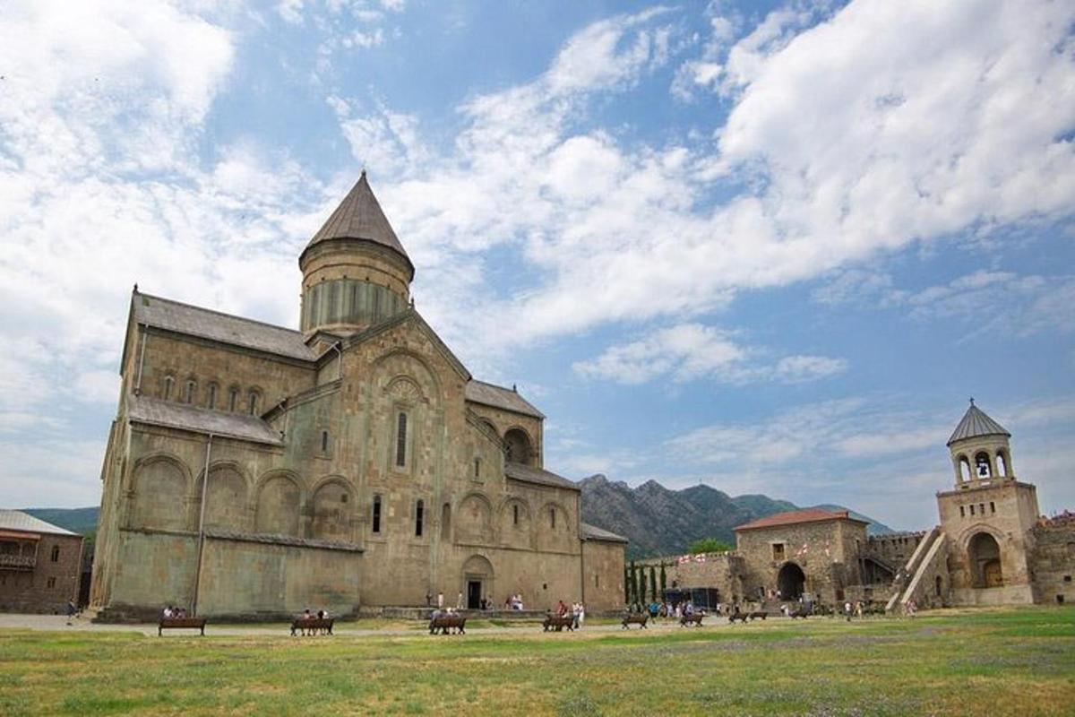 un edifici antic amb una torre i una església