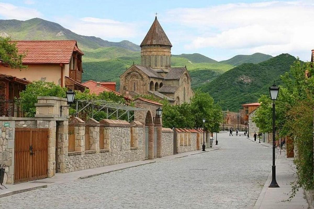 une rue vide dans une ville avec une église