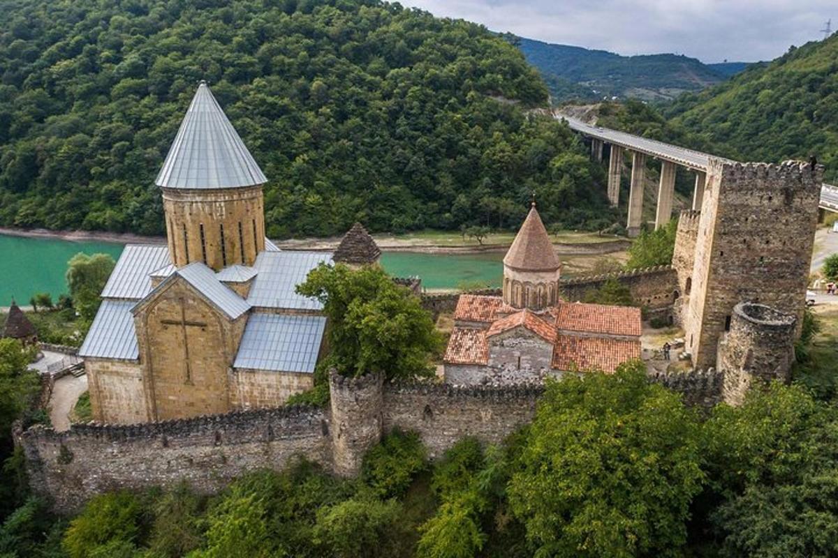 un castell antic amb un pont al fons