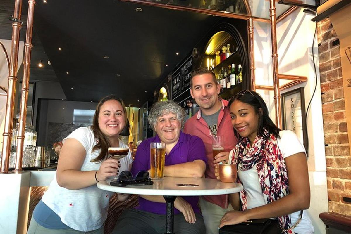 Un grupo de personas posando para una foto en un bar.