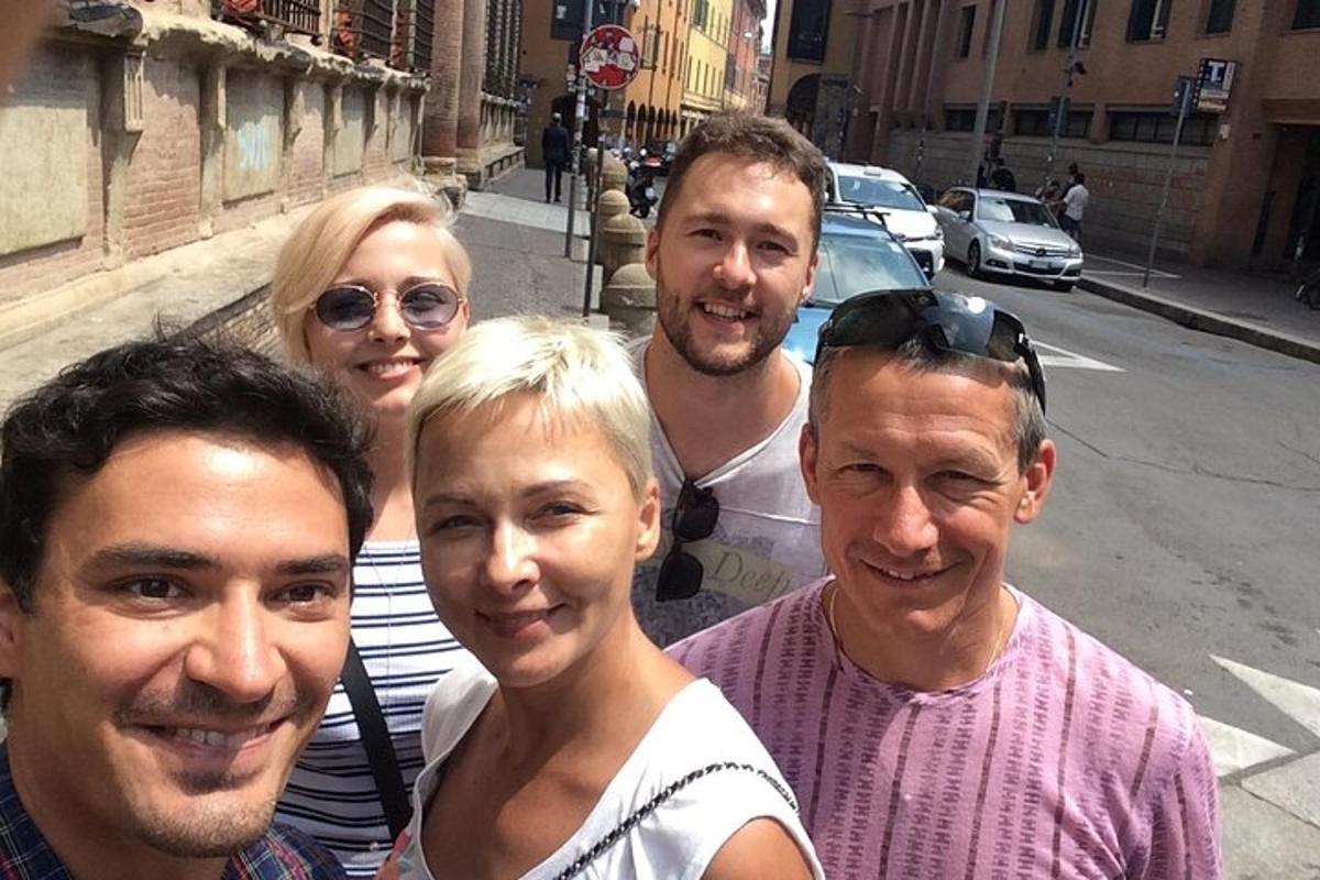 skupina lidí pózujících pro fotografii na ulici
