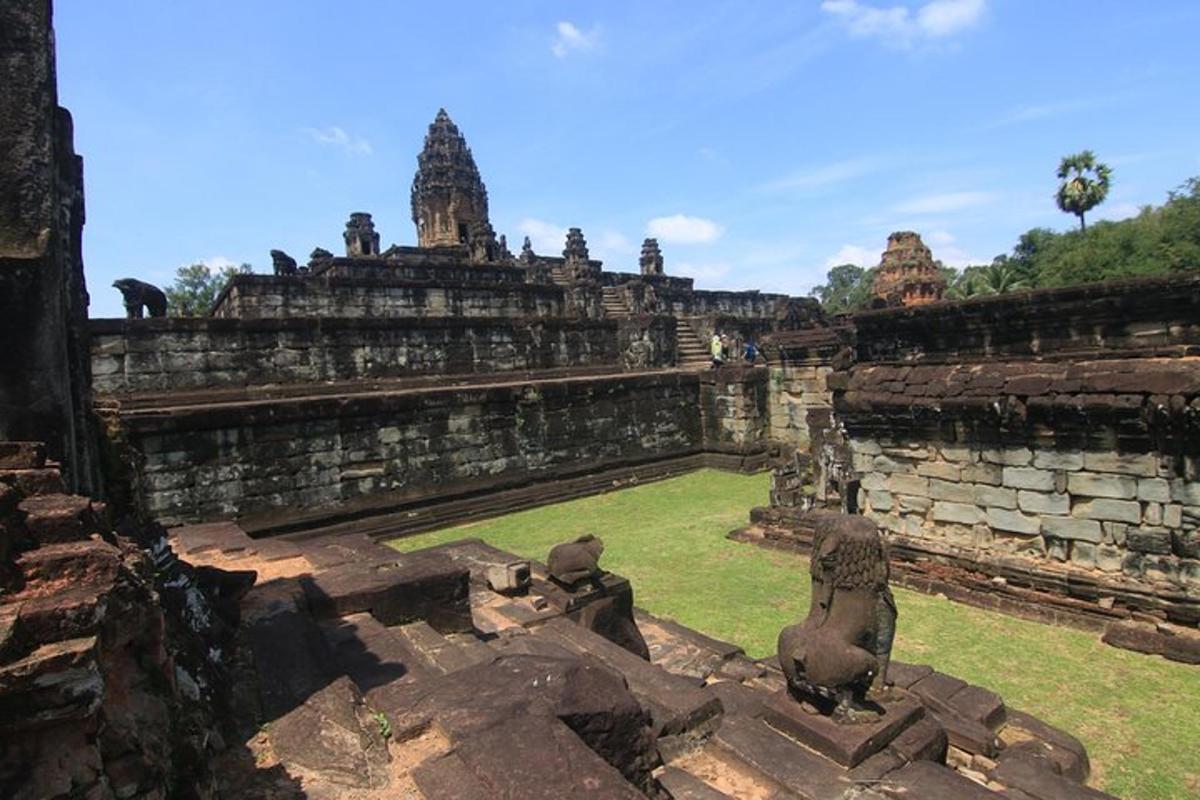 pemandangan sebuah bangunan dengan beberapa patung di dalamnya