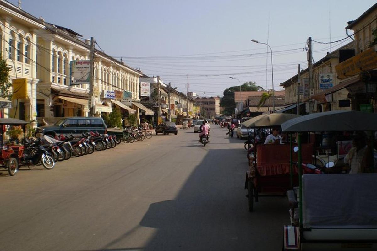 uma rua com pessoas andando de bicicleta pela rua