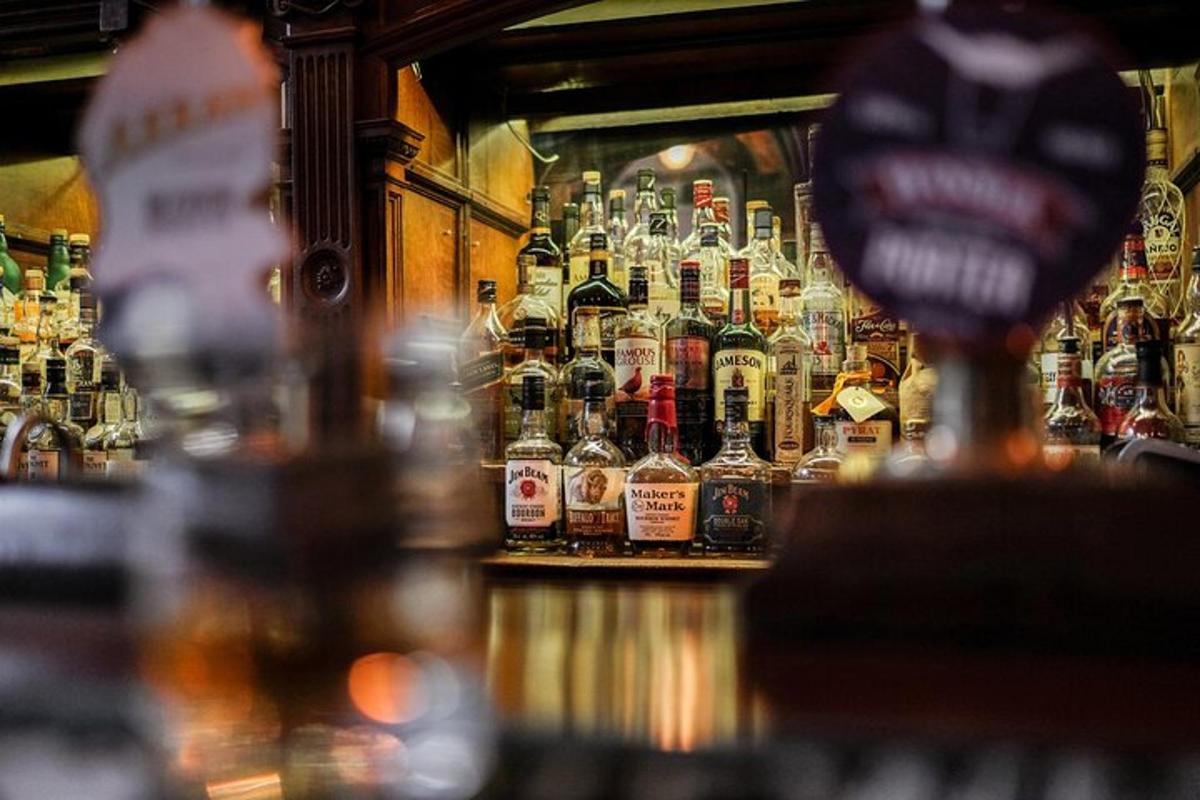 bar s mnoha lahvemi alkoholu