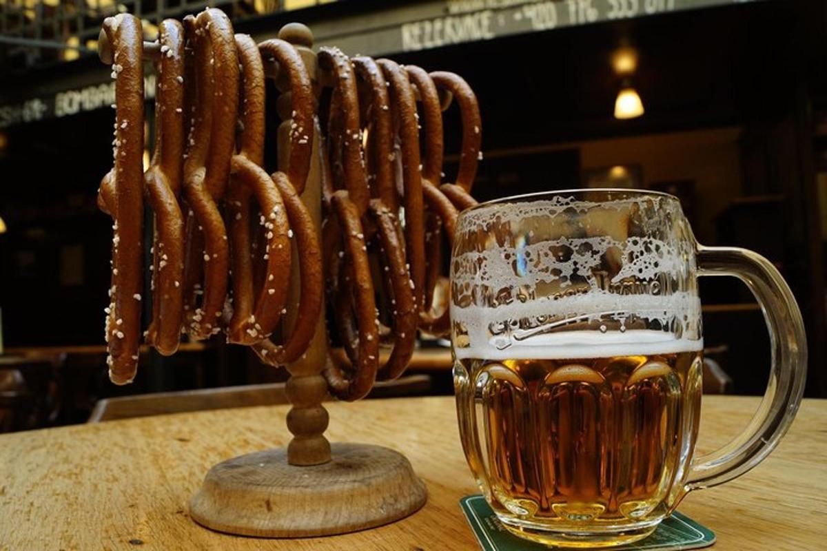 satu cawan bir dan satu rak hot dog