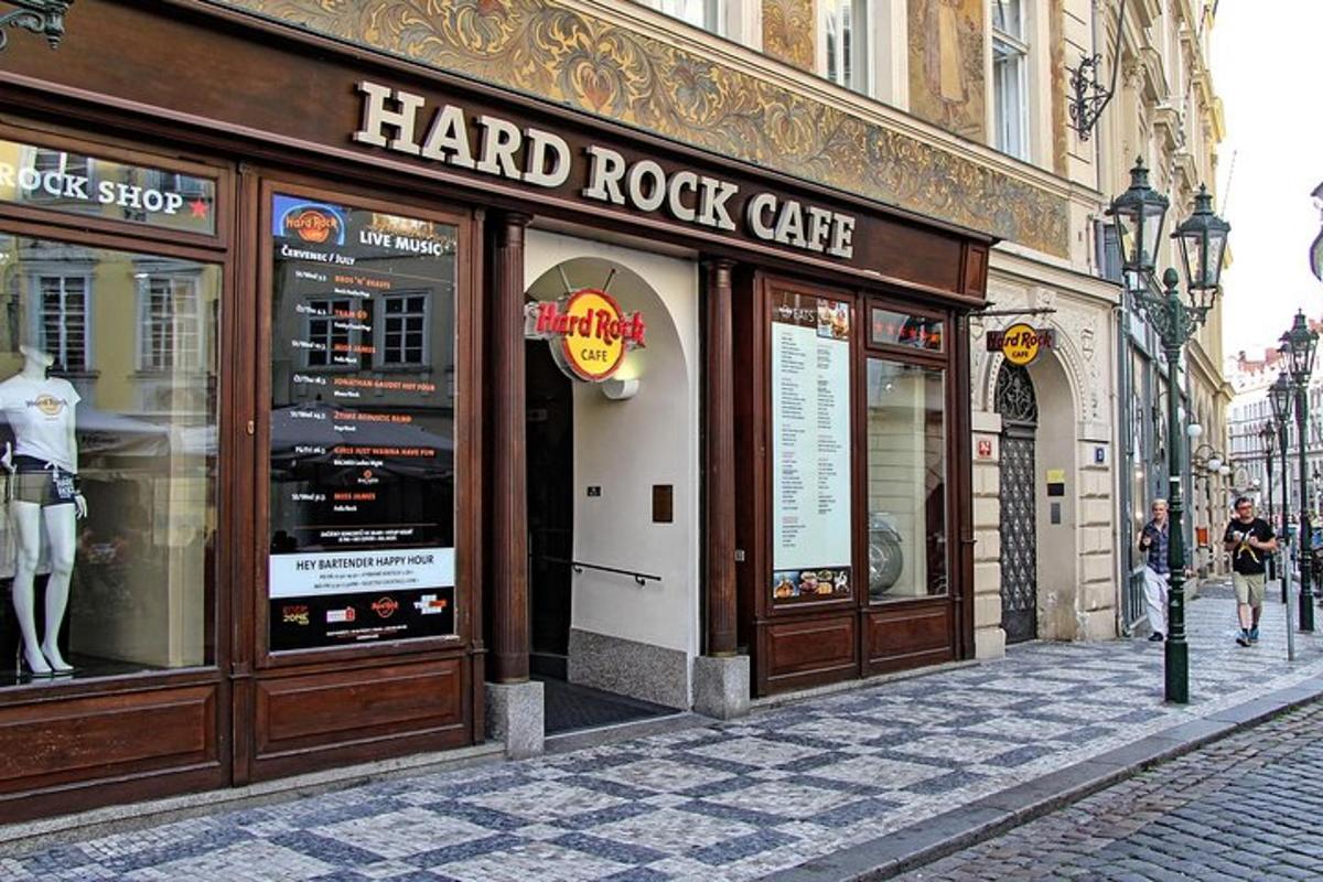 sebuah kafe hard rock di jalan bandar