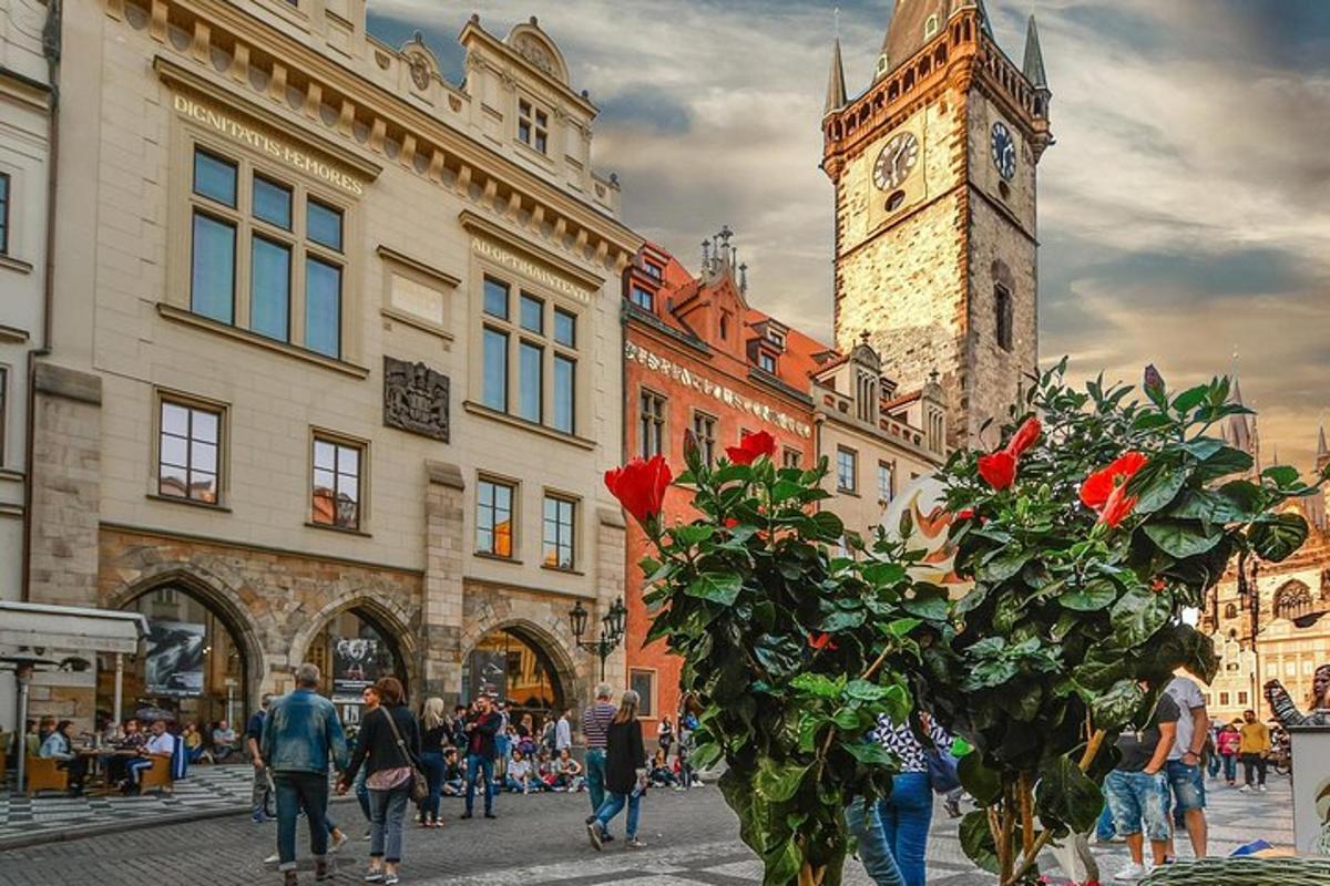 hodinová věž ve městě s lidmi jdoucími po ulici