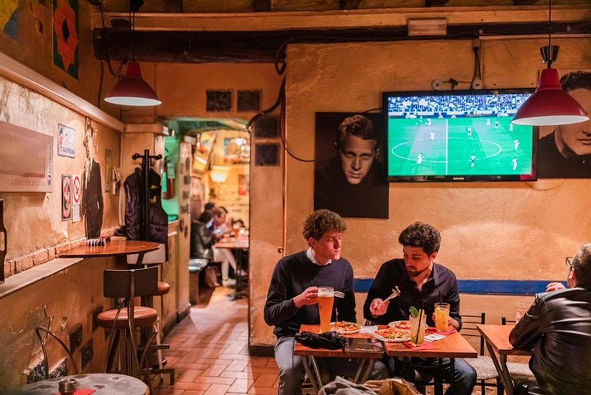 divi vīrieši sēž pie galda restorānā