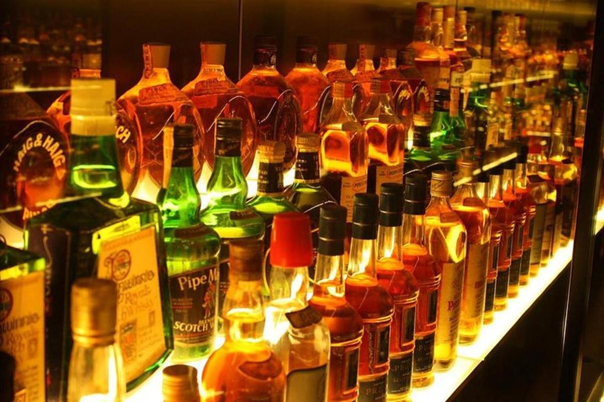 vystavení lahví alkoholu na poličce