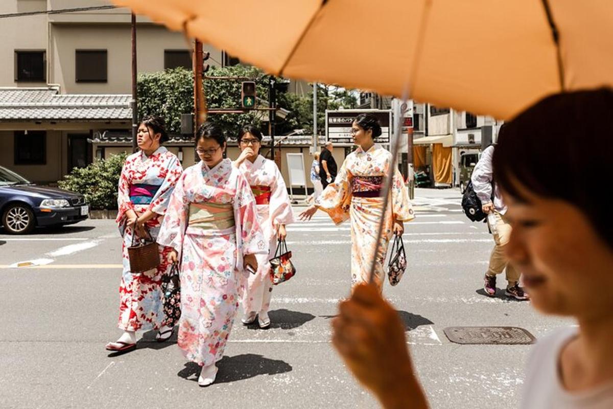 un gruppo di donne in kimono che camminano lungo una strada