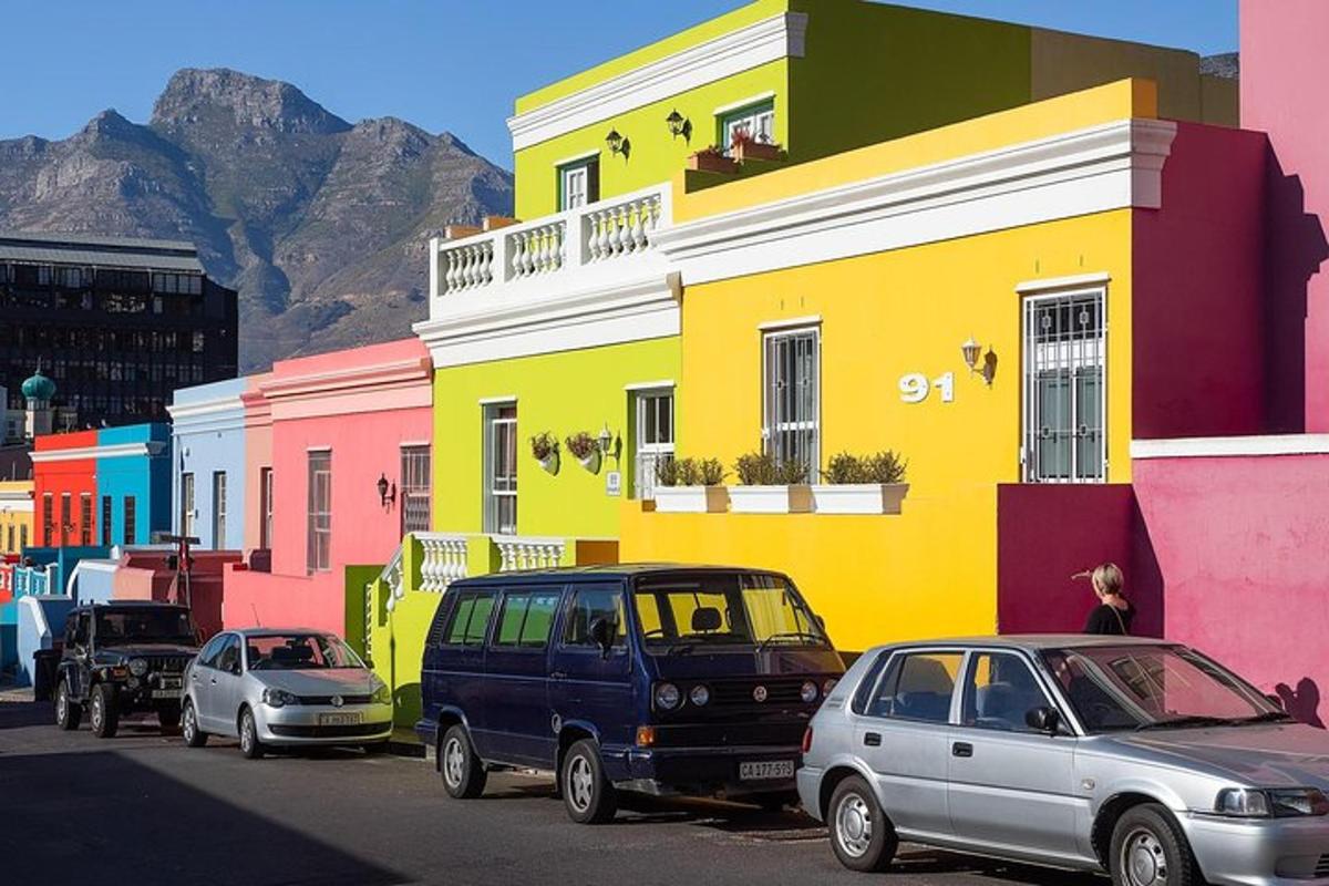 un gruppo di auto parcheggiate davanti a un edificio colorato