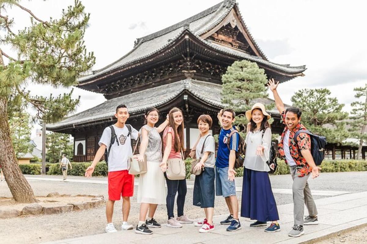 un gruppo di persone in piedi davanti a una pagoda