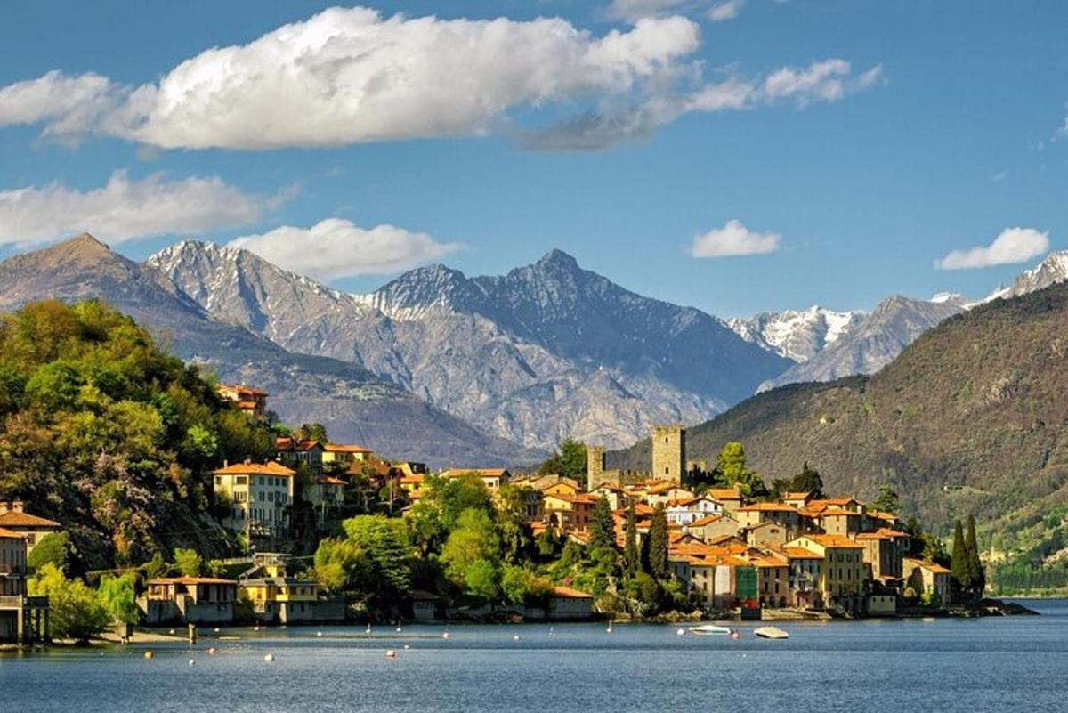 un pueblo a la orilla de un lago con montañas