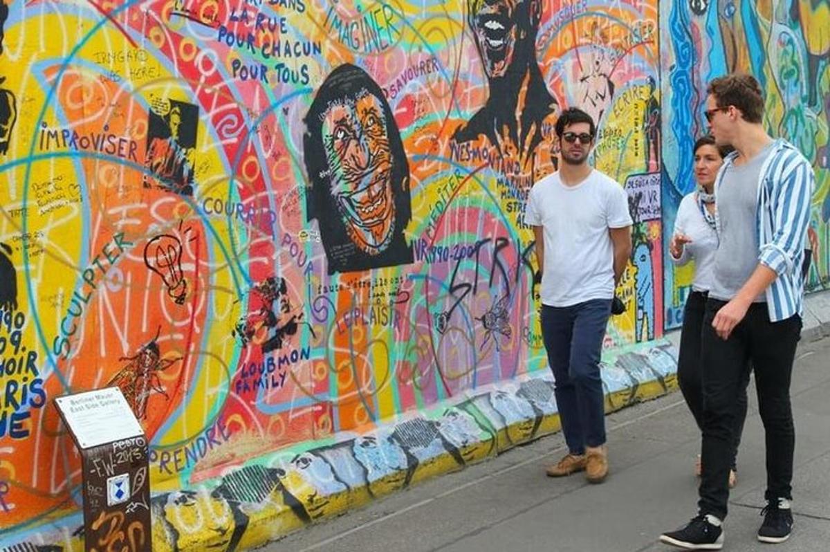 zwei Männer stehen vor einer mit Graffiti bedeckten Wand