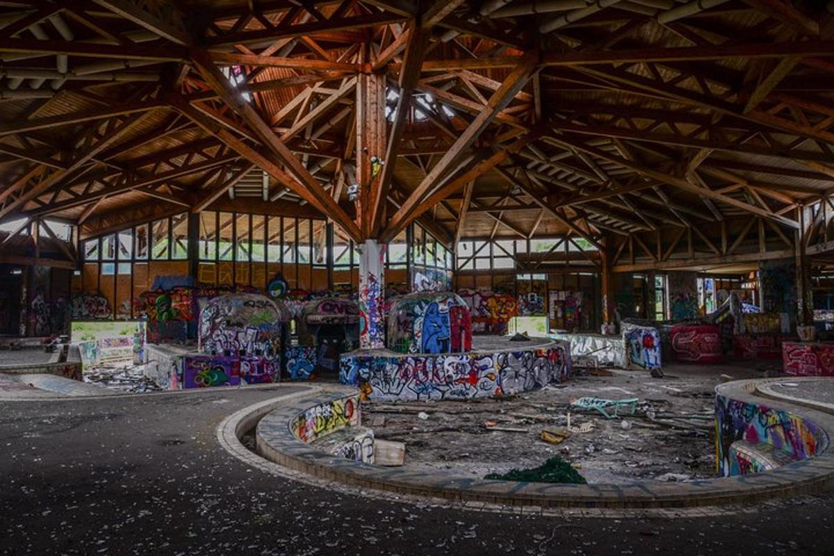ein Raum mit Graffiti an den Wänden eines Gebäudes