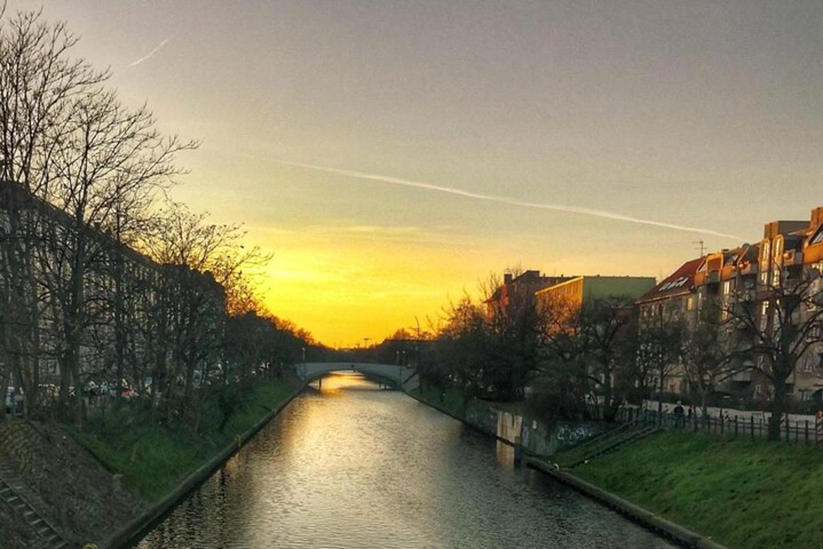 ein Blick auf einen Fluss mit dem Sonnenuntergang im Hintergrund