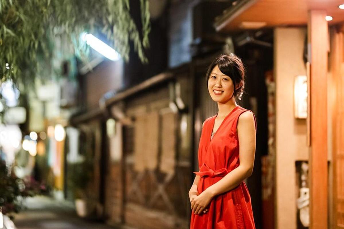 una donna in un vestito rosso in piedi su una strada