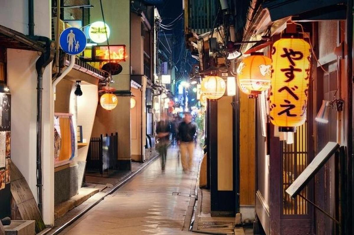 sepasang orang berjalan di jalan pada waktu malam