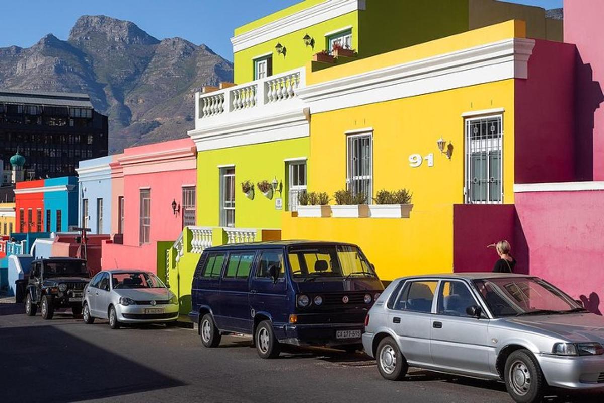 o stradă cu mașini parcate în fața clădirilor colorate