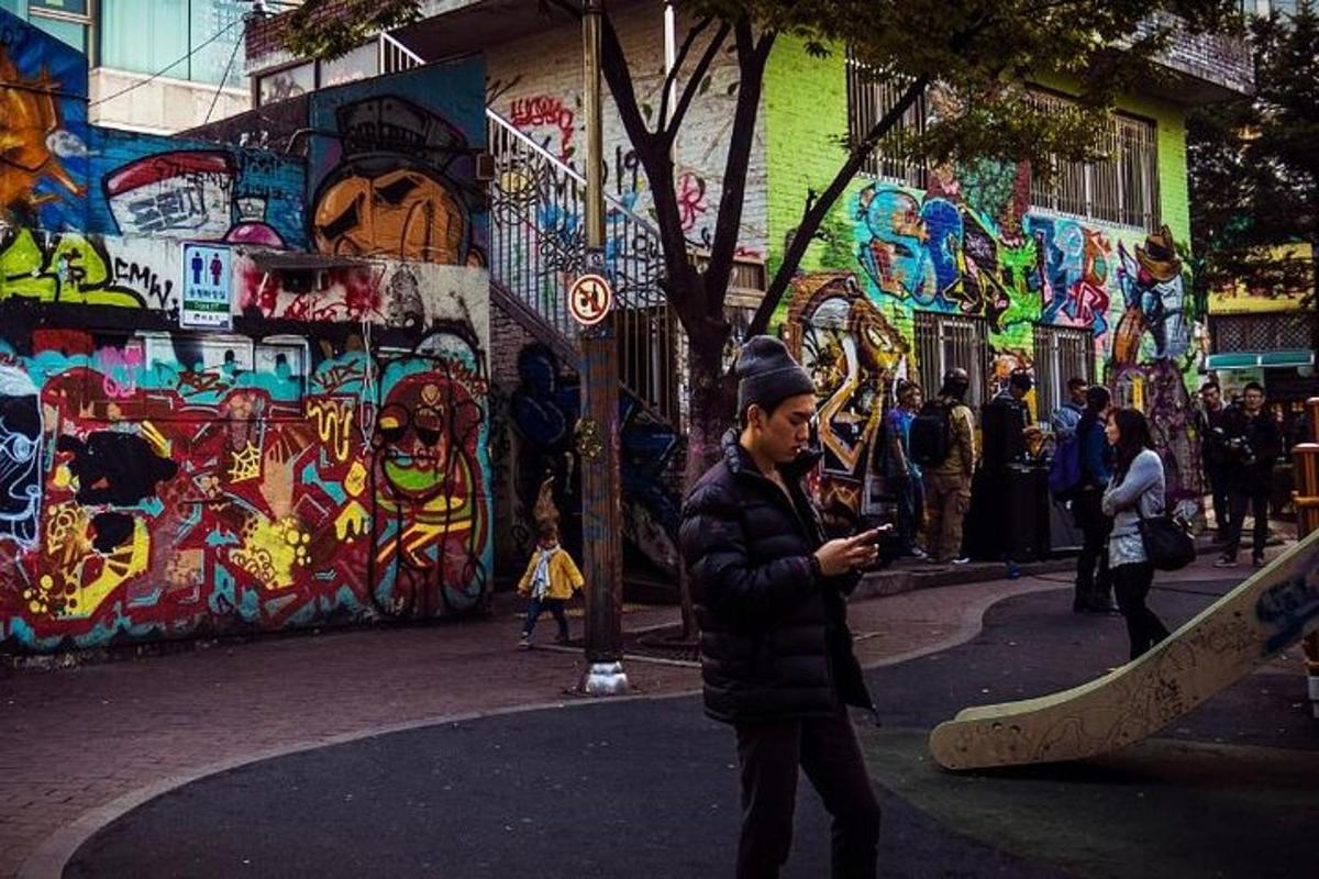 muž jdoucí po ulici se skateboardem