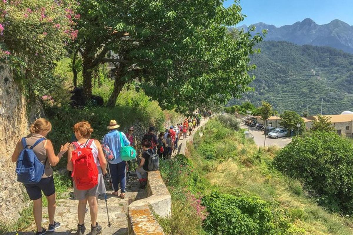 sekelompok orang berjalan menaiki bukit