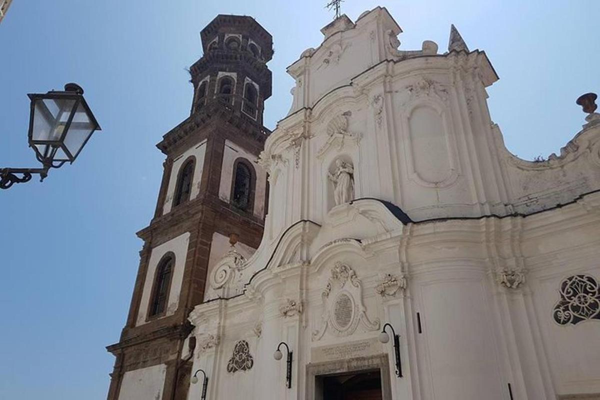 velký bílý kostel s hodinovou věží