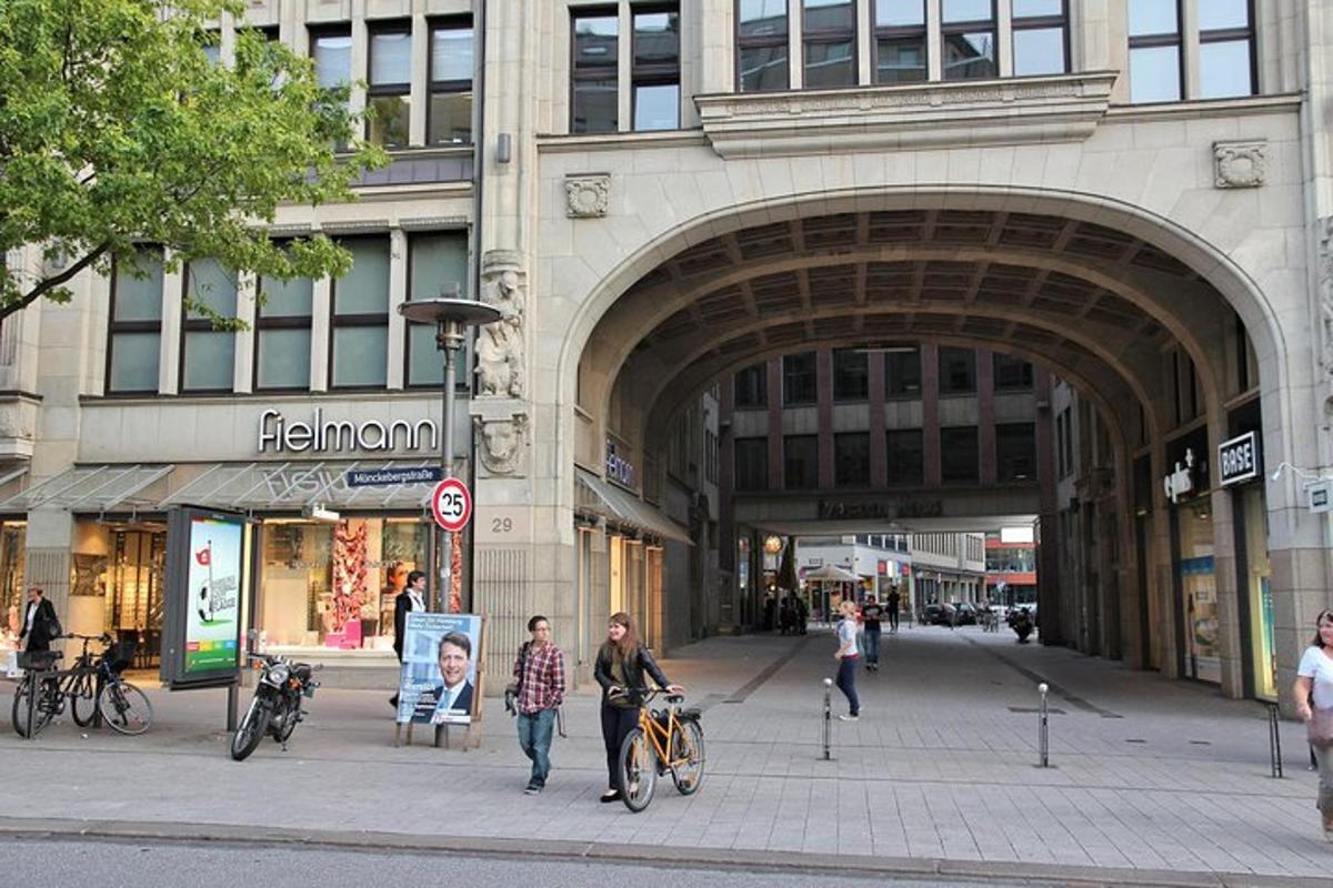 un gruppo di persone che camminano davanti a un edificio