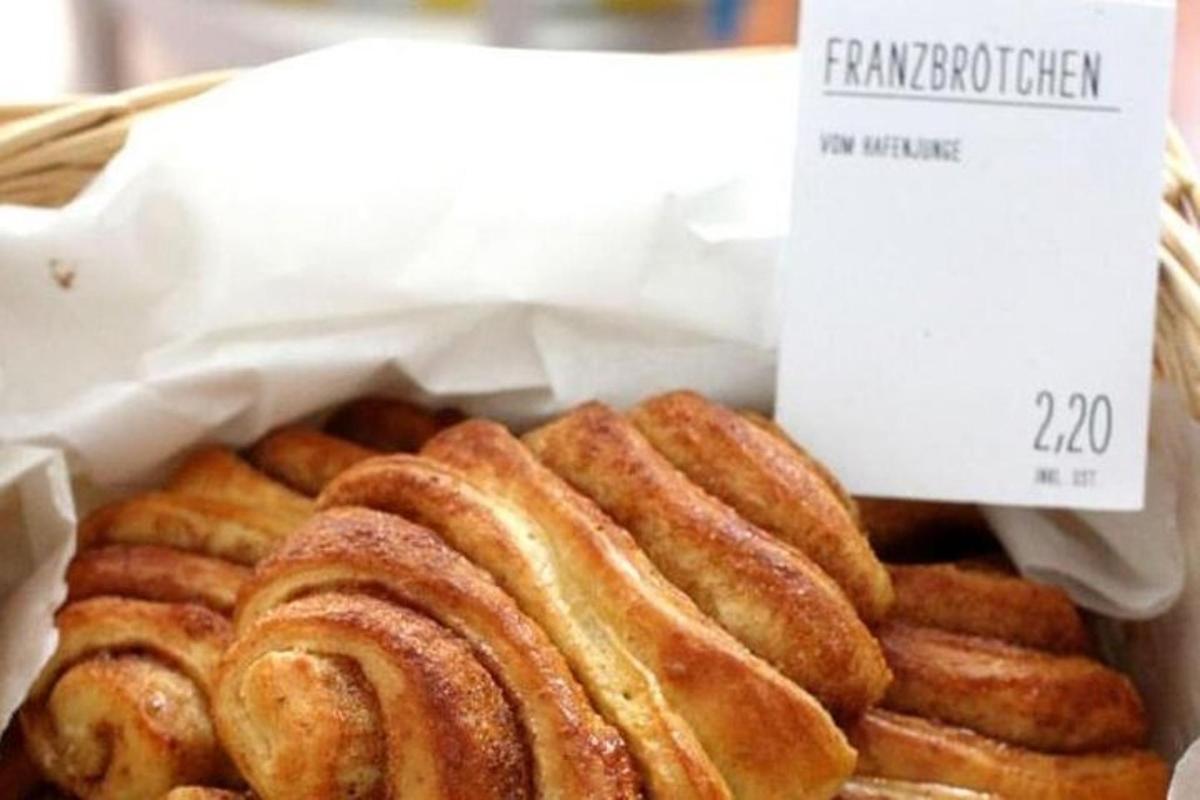 un cestino di pasticcini con un cartello sopra