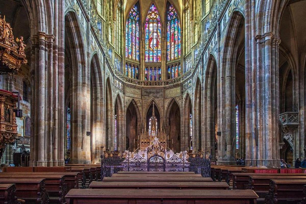 una grande cattedrale con banchi e vetrate colorate