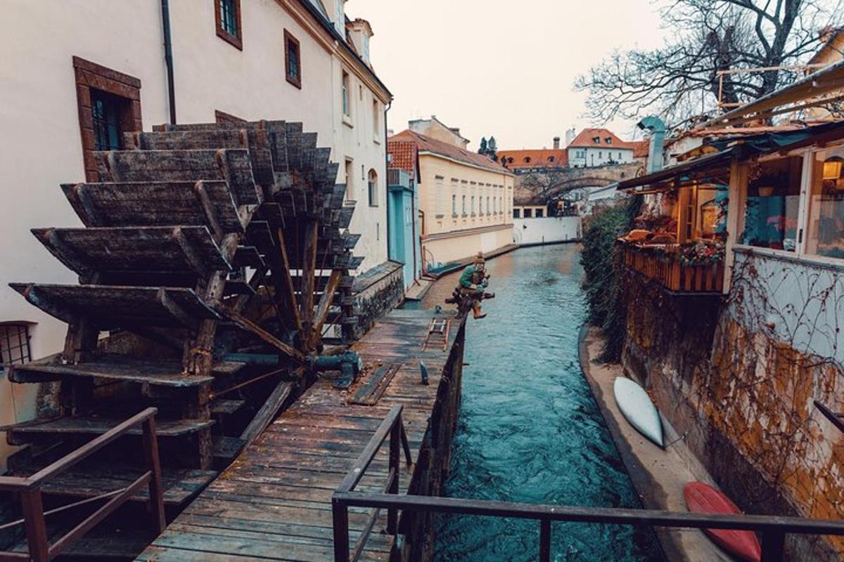 un fiume con un gruppo di edifici accanto