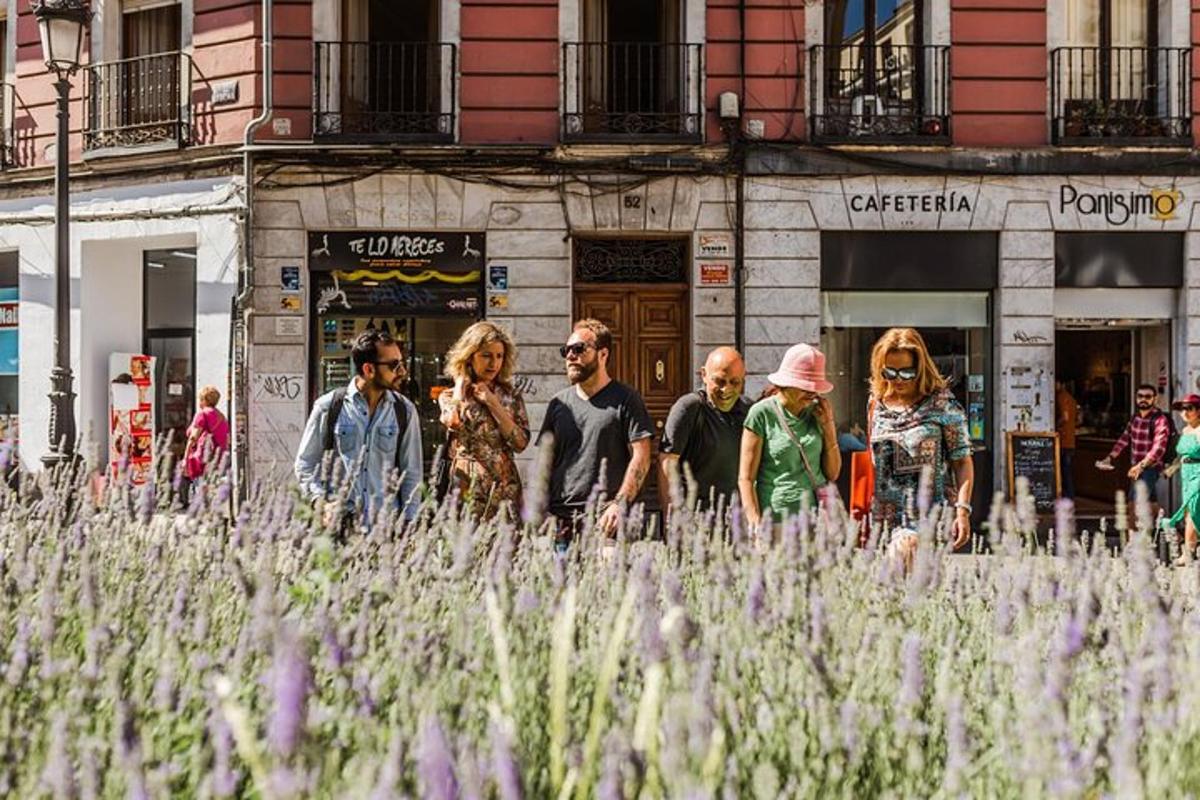 um grupo de pessoas caminhando em frente a um prédio