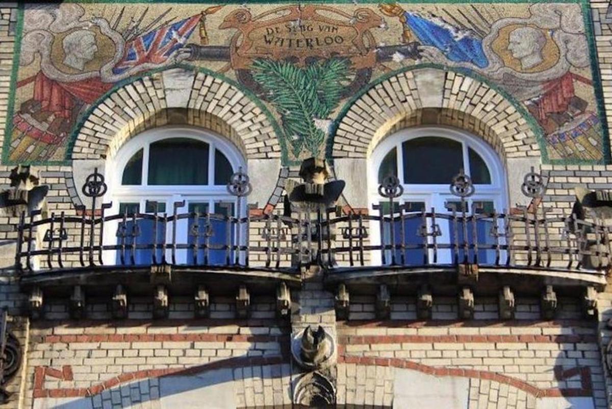 Un edificio con dos ventanas y un mural en él.