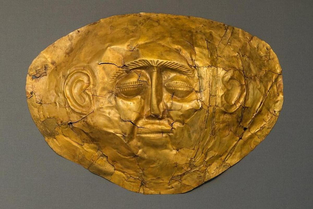 un disco d'oro con una faccia sopra