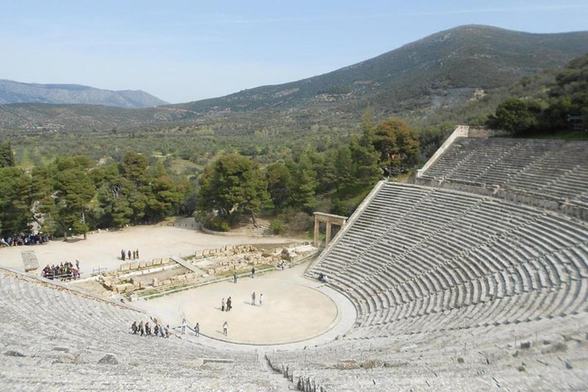 un anfiteatro vuoto con un gruppo di persone al suo interno