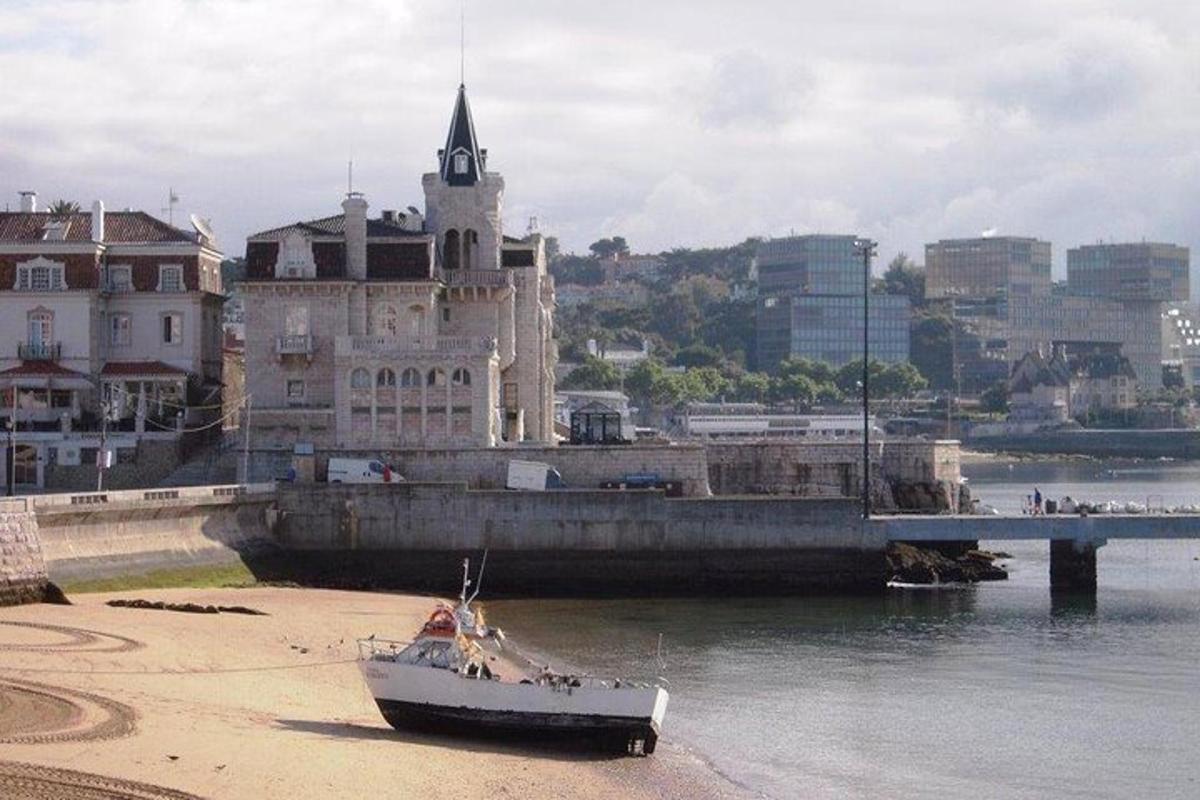 łódka siedząca na piasku na plaży