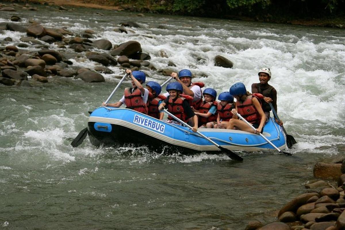 một nhóm người trên bè trên sông