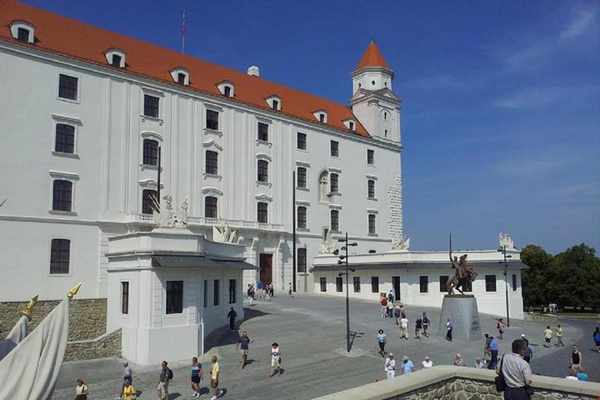 ένα μεγάλο λευκό κτίριο με έναν πύργο με ρολόι