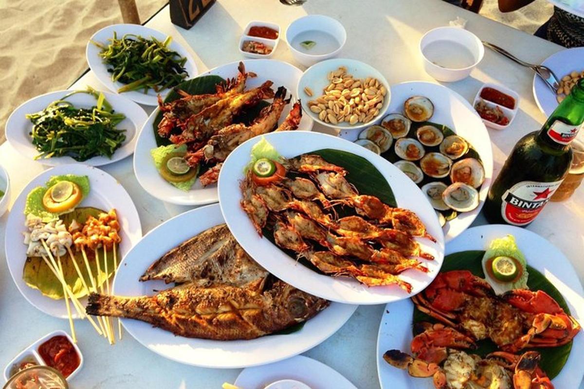 桌子上摆着许多盘子的食物