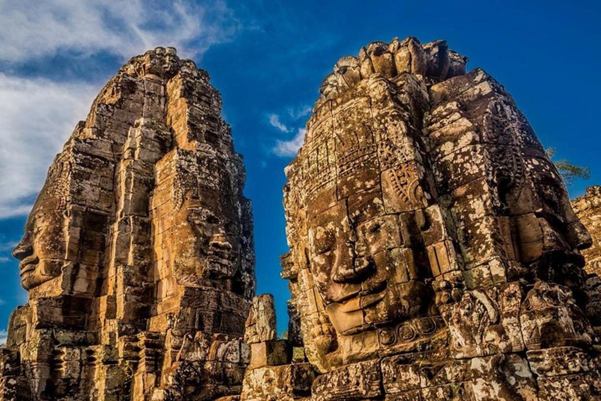 un bâtiment en pierre avec un visage dessus