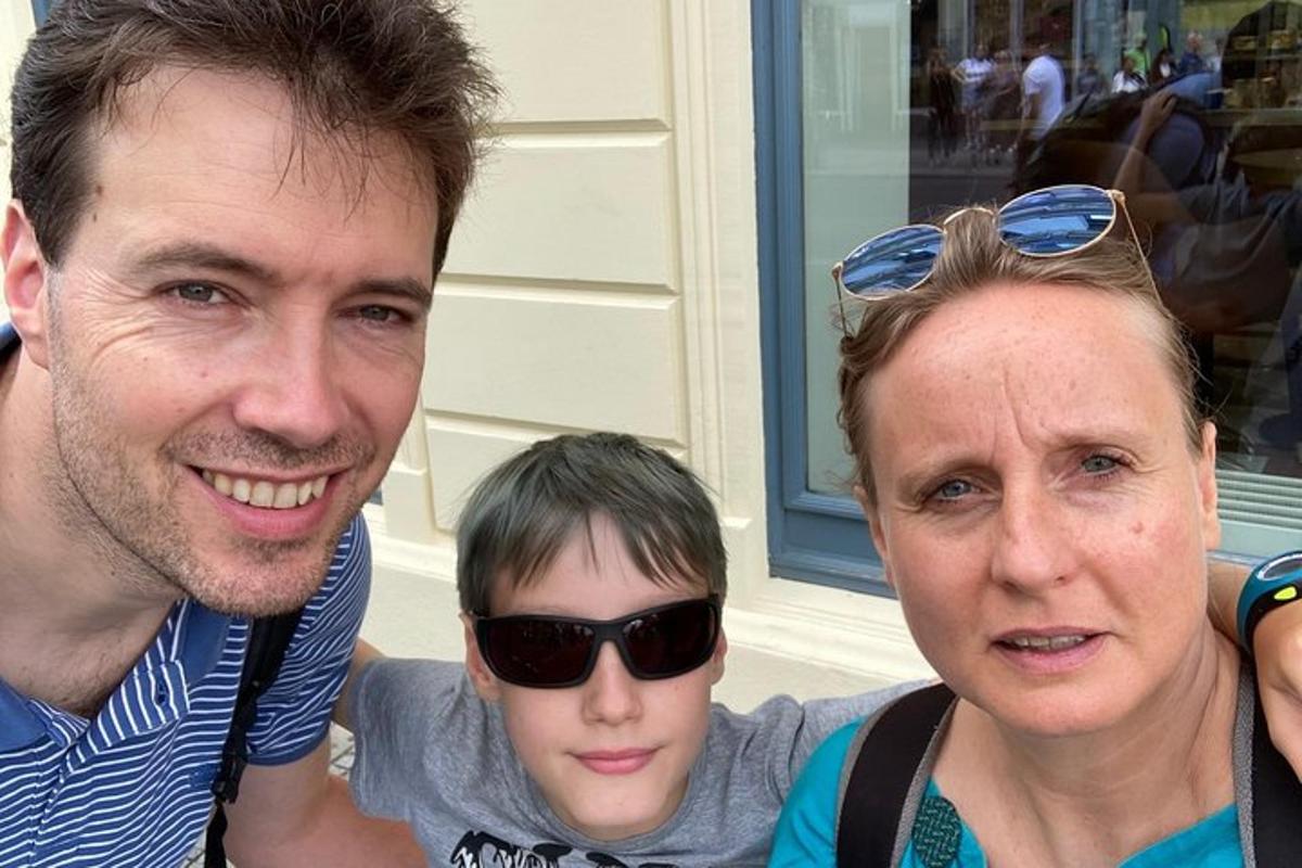 un uomo, una donna e un bambino posano per una foto