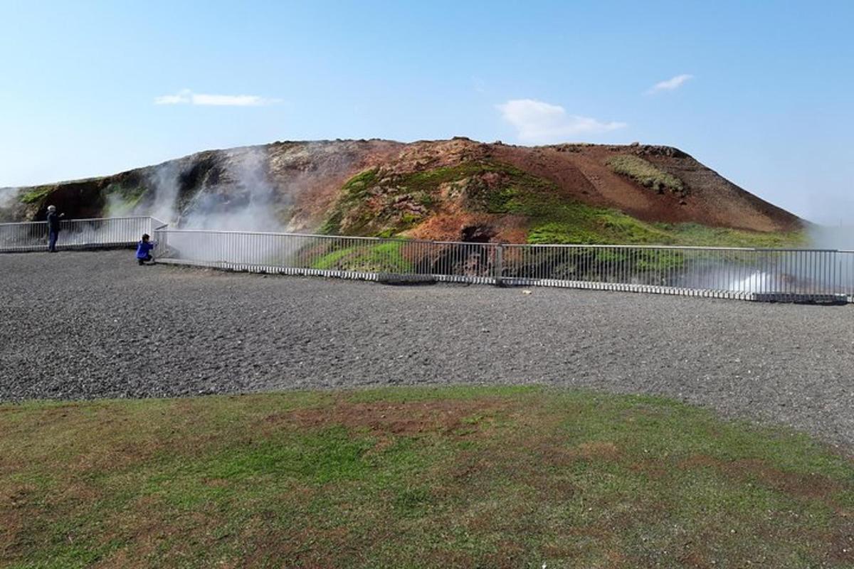 maður stendur fyrir framan foss