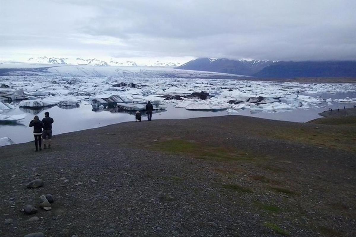 hópur fólks sem stendur við vatnsborð