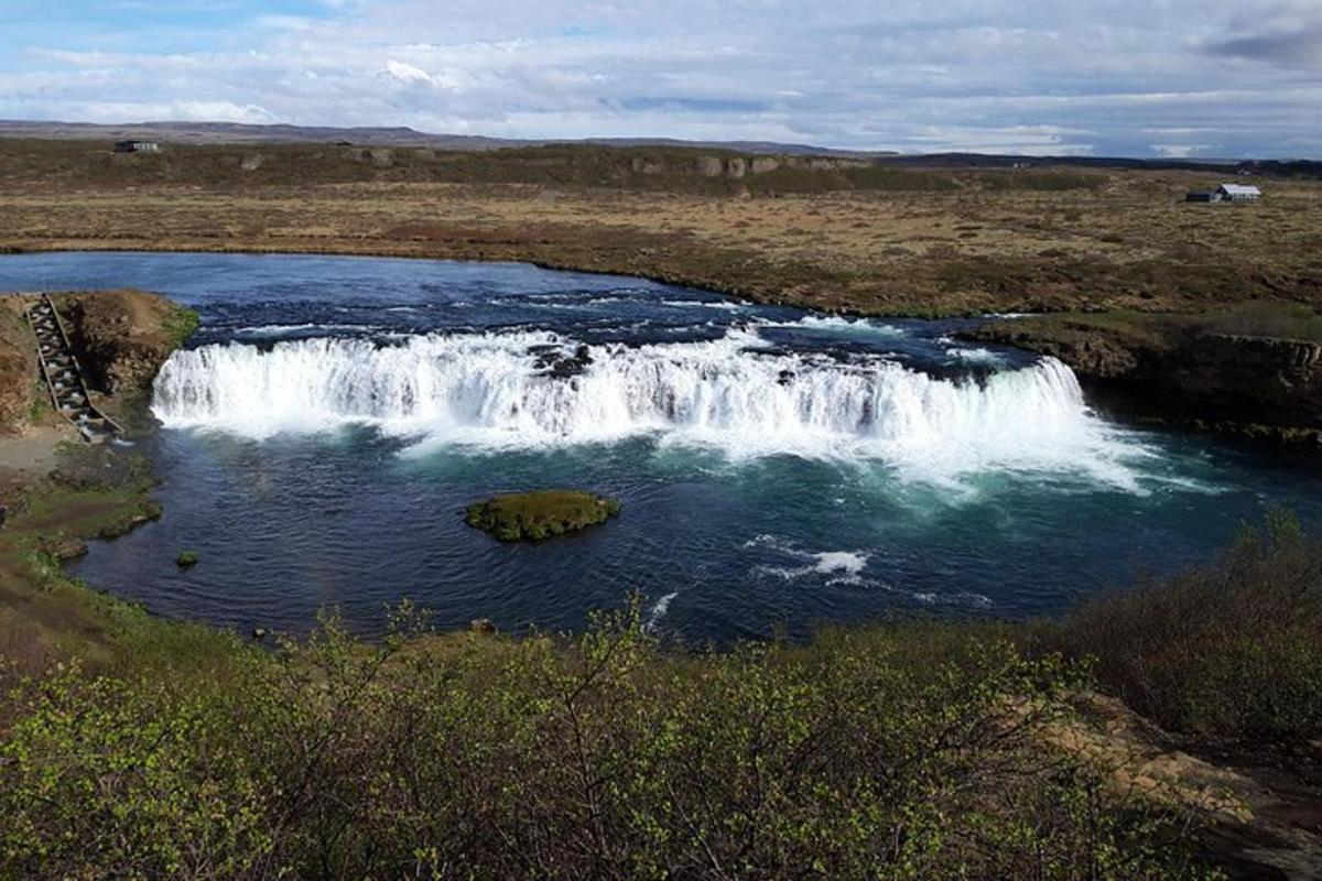 una cascata in mezzo a un campo con acqua