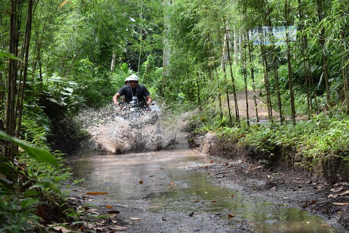 muž jedoucí na dirt bike po nezpevněné cestě