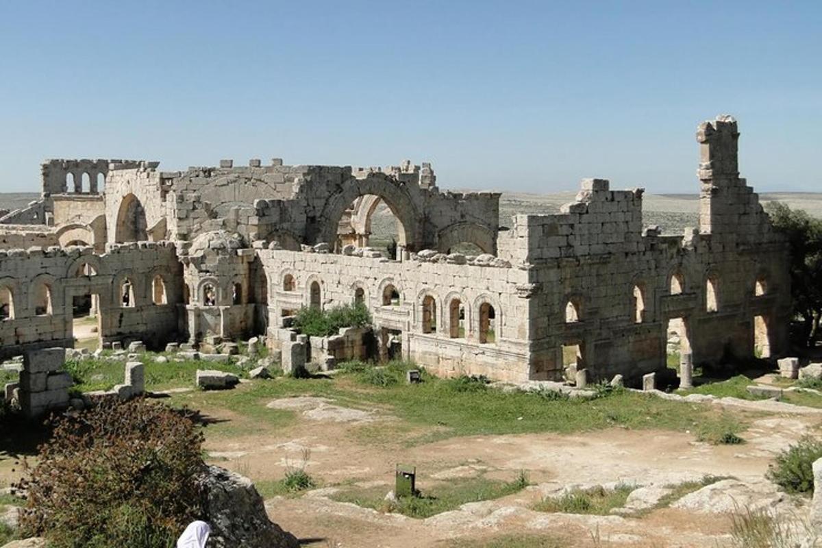 Un edificio antiguo en medio de un campo