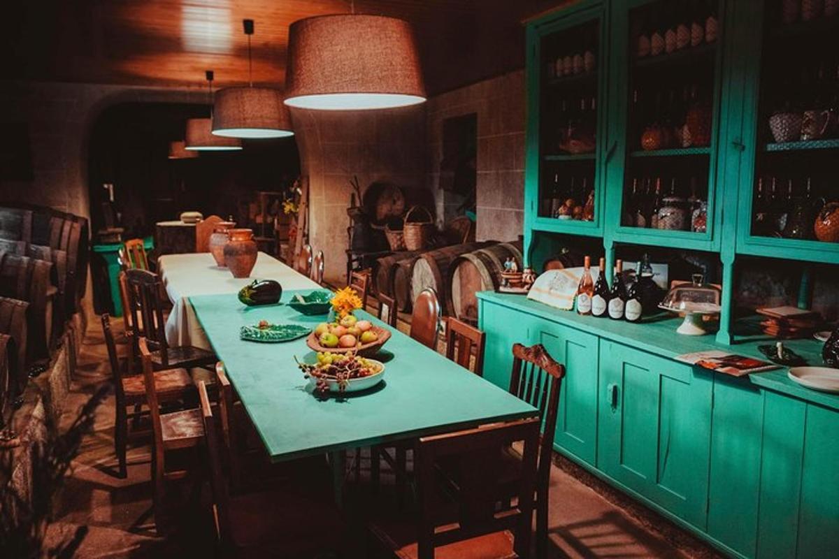 Un comedor con una mesa con fruta encima.
