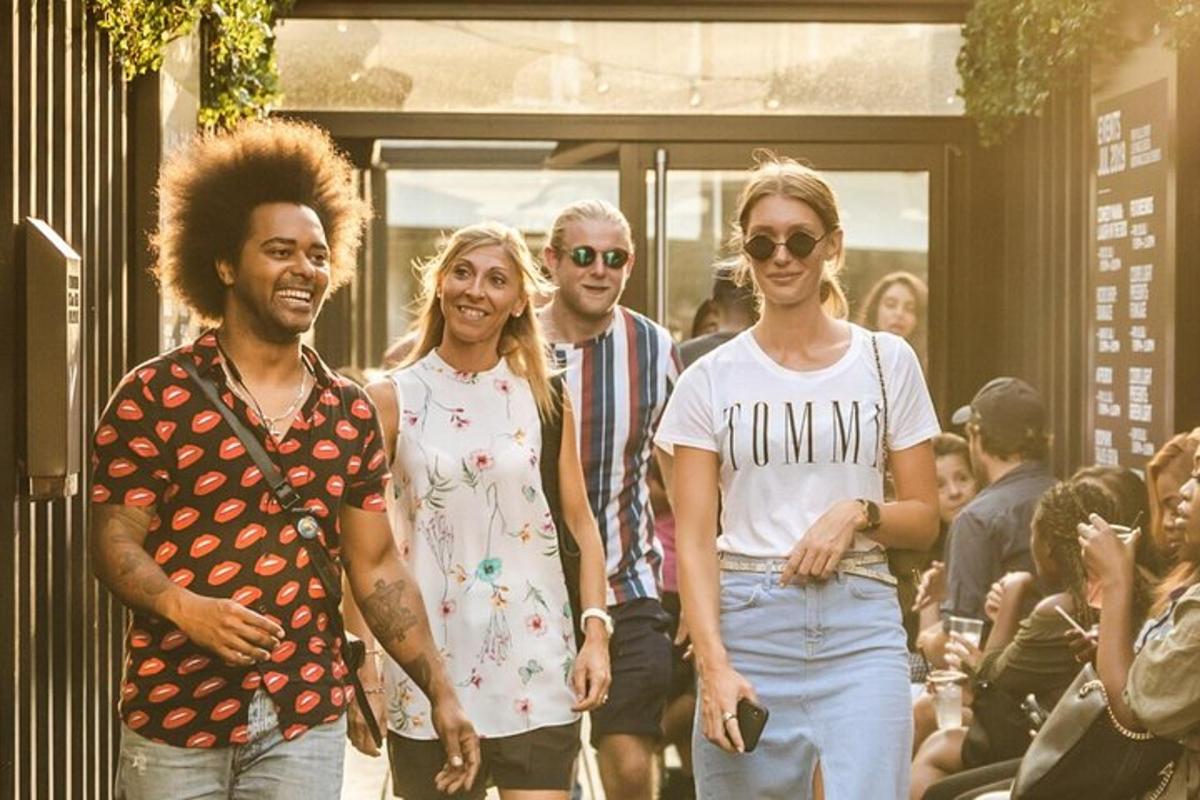 un gruppo di persone che camminano lungo una strada