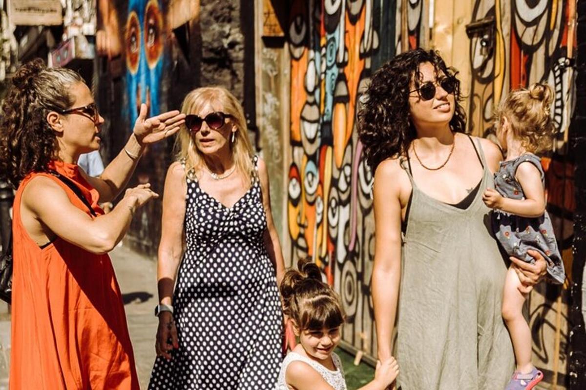 un gruppo di donne in piedi una accanto all'altra