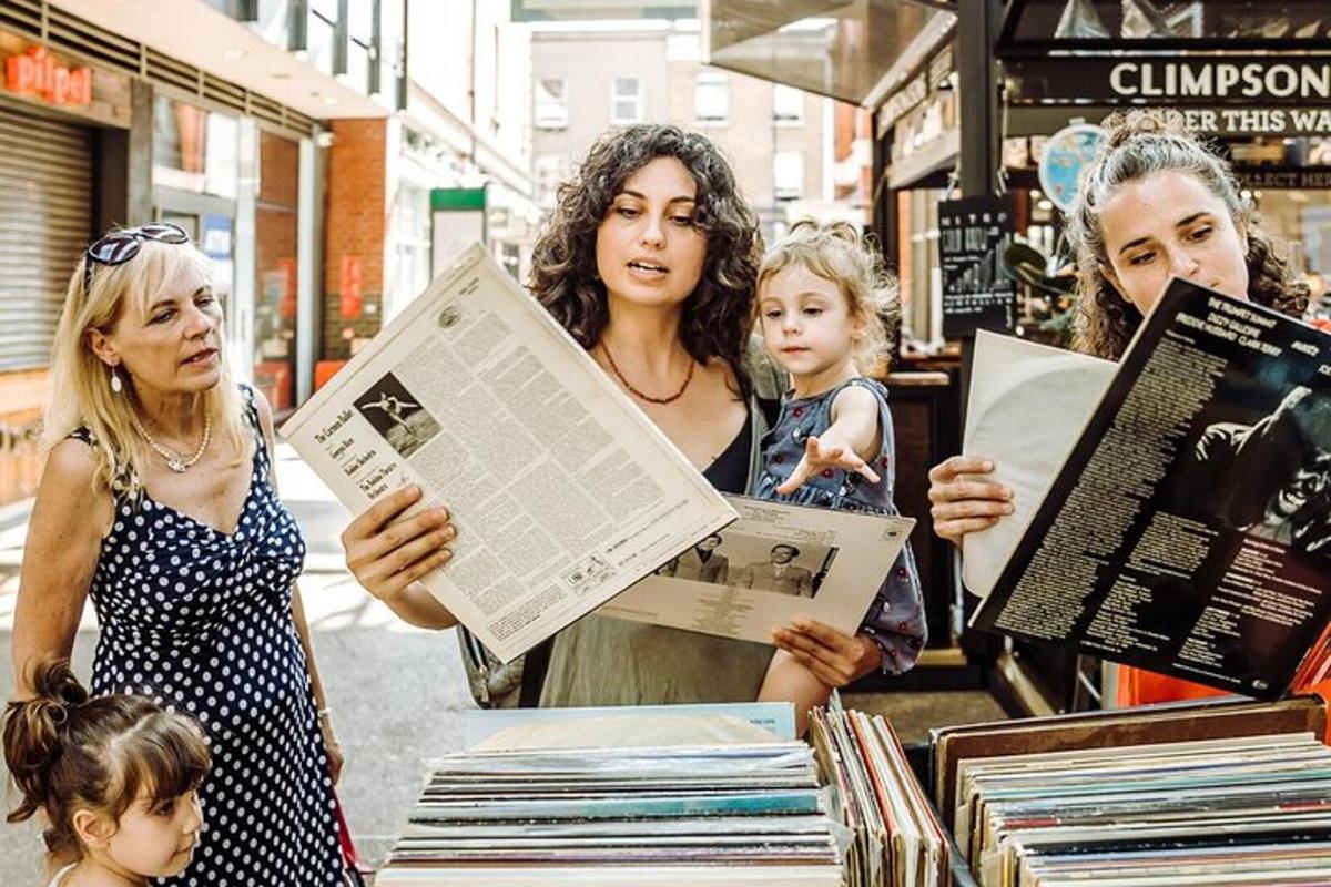 tre donne in piedi in un negozio che guardano i libri