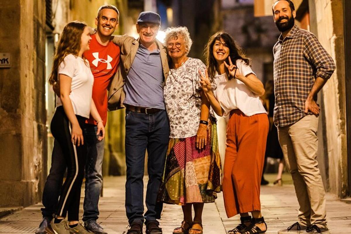 hópur fólks sem stendur á götu